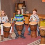 Impressionen vom Trommelkurs - Kinder und Jugendliche in Halle (Saale) beim spielen an der Djembé