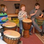 Impressionen vom Trommelkurs - Kinder und Jugendliche in Halle (Saale) beim spielen an der Djembé