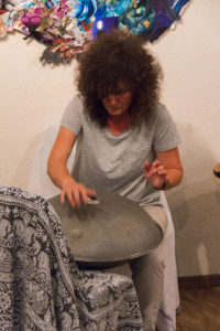 Soloprogramm Simone - Vernissage in Halle Saale, AIDS - Hilfe. Improvisation auf Djemé, Rahmentrommel und Hang