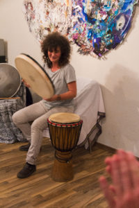 Soloprogramm Simone - Vernissage in Halle Saale, AIDS - Hilfe. Improvisation auf Djemé, Rahmentrommel und Hang