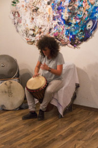 Soloprogramm Simone - Vernissage in Halle Saale, AIDS - Hilfe. Improvisation auf Djemé, Rahmentrommel und Hang