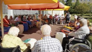 Foto: Trommeln auf Fässern mit Sticks und Boomwacker  - im Seniorenheim ASB Halle