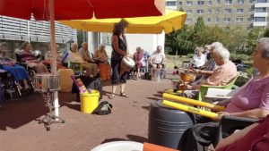 Foto: Trommeln auf Fässern mit Sticks und Boomwacker  - im Seniorenheim ASB Halle