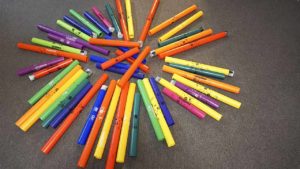 Foto: Bunte Boomwhacker - Musikinstrumente aus der Gruppe der Schlagidiophone