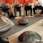 Foto: Handpan Kurs September 2020 aktives Spiel mit Pan