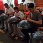 Foto: Handpan Kurs September 2020 aktives Spiel mit Pan