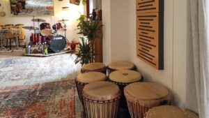 Seminarraum für Trommelkurse, Trommeln lernen, Handpan lernen, Cajón lernen, Workshops