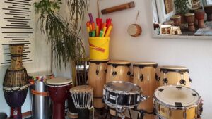 Seminarraum für Trommelkurse, Trommeln lernen, Handpan lernen, Cajón lernen, Workshops