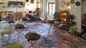 Seminarraum für Trommelkurse, Trommeln lernen, Handpan lernen, Cajón lernen, Workshops